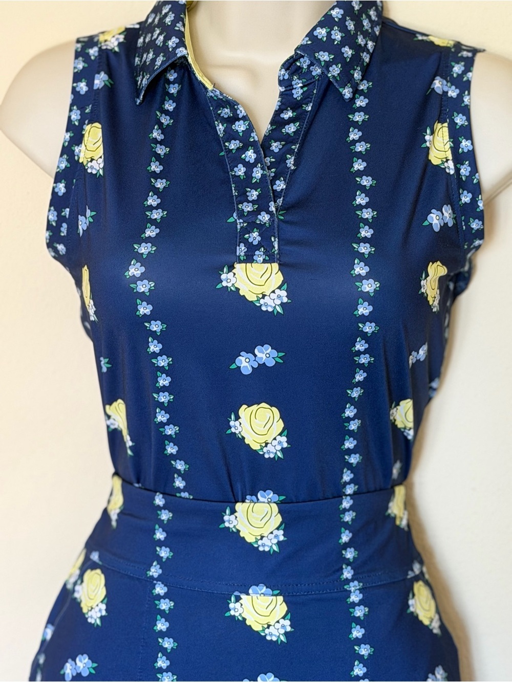 Belyn Key Navy Floral Sleeveless Golf Set with Yellow Roses